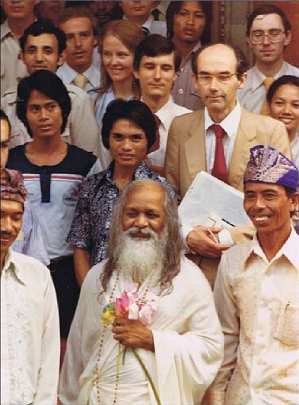 040 MAHARISHI BALI.jpg - Maharishi visited Indonesia 30 years ago in May 1979, and remained for fourteen days?the first few days in Jakarta, the capital city of Indonesia on the island of Java, and then one week in Bali.